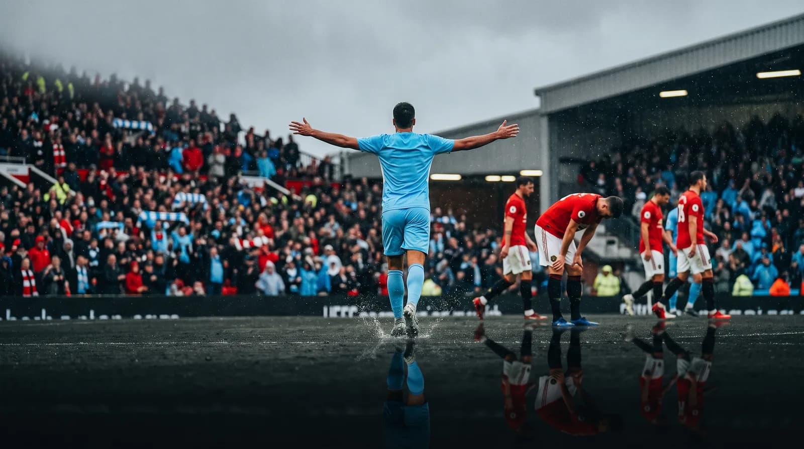 Delantero de azul celeste celebra un gol bajo la lluvia ante defensas de rojo en un derbi
