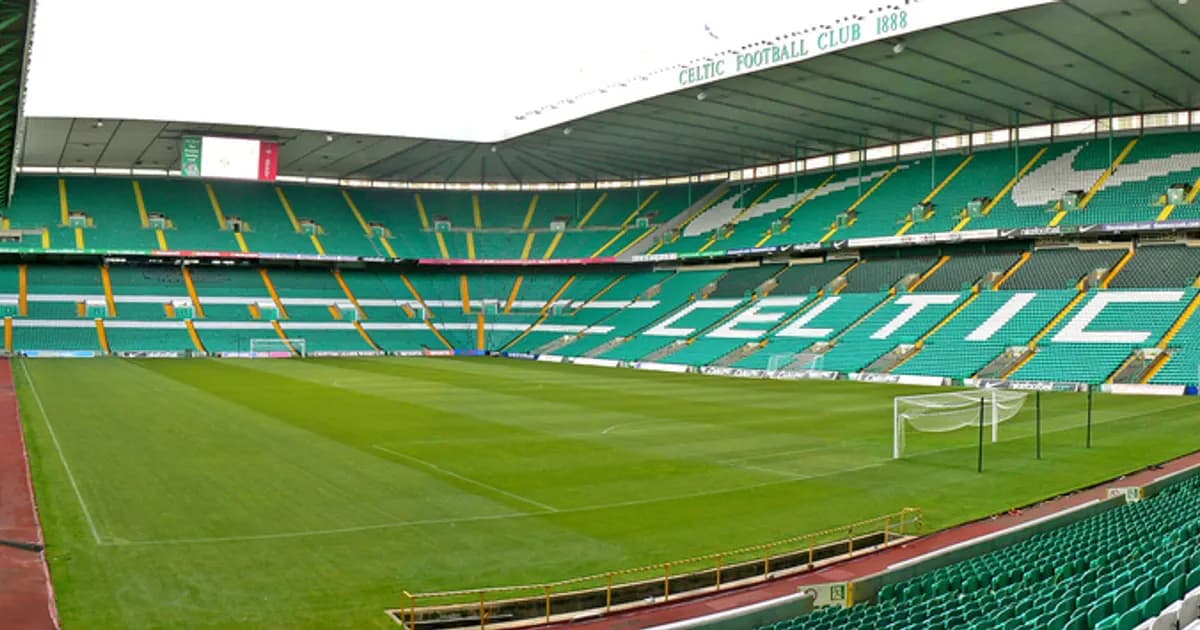Blick auf das Celtic Park Stadion mit gefüllten Rängen vor dem Anpfiff der Europa-League-Partie zwischen Celtic und Ferencvaros