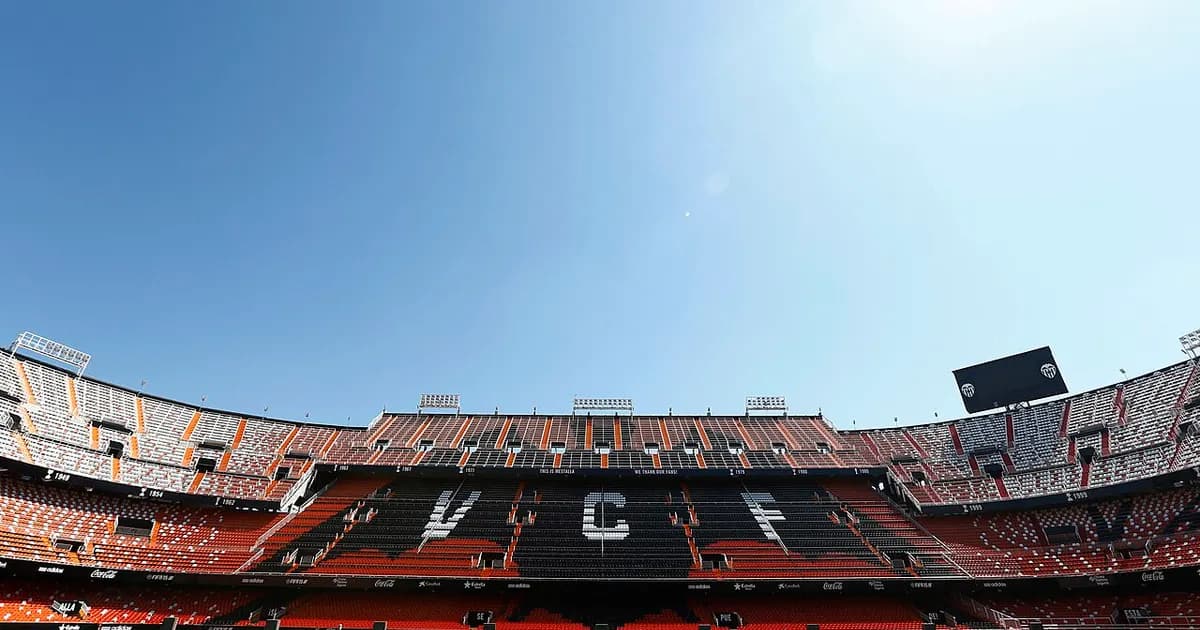 Vista panoramica dello stadio Mestalla gremito di tifosi prima del calcio d'inizio della partita
